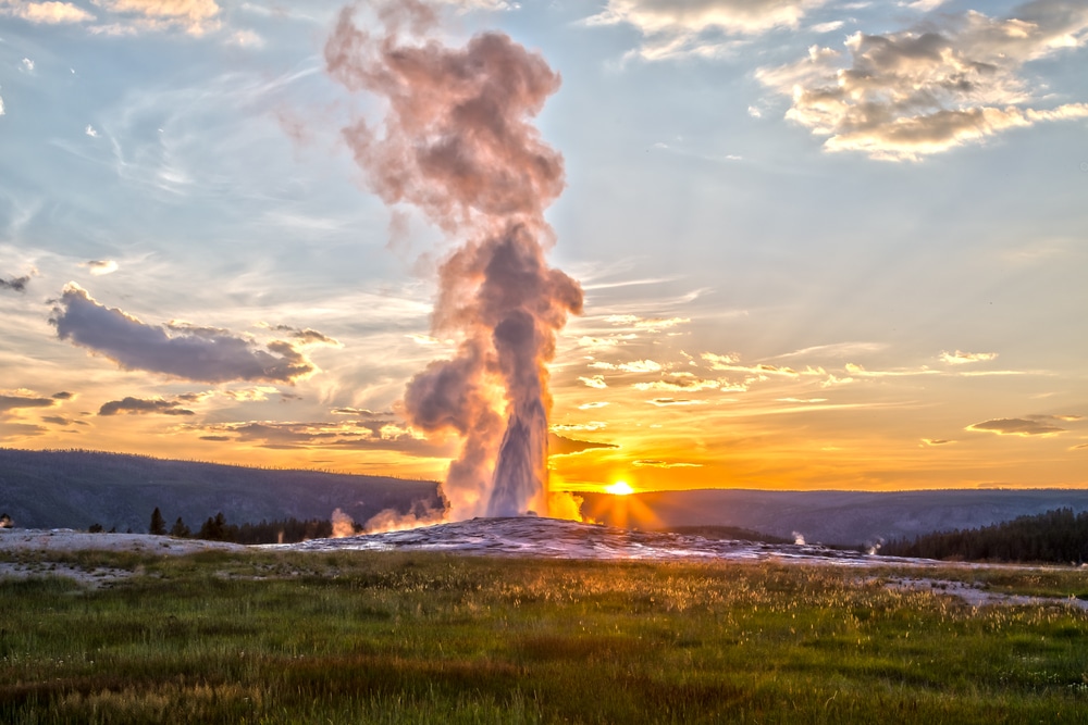 Old,Faithful,Geyser,Eruption,In,Yellowstone,National,Park,At,Sunset